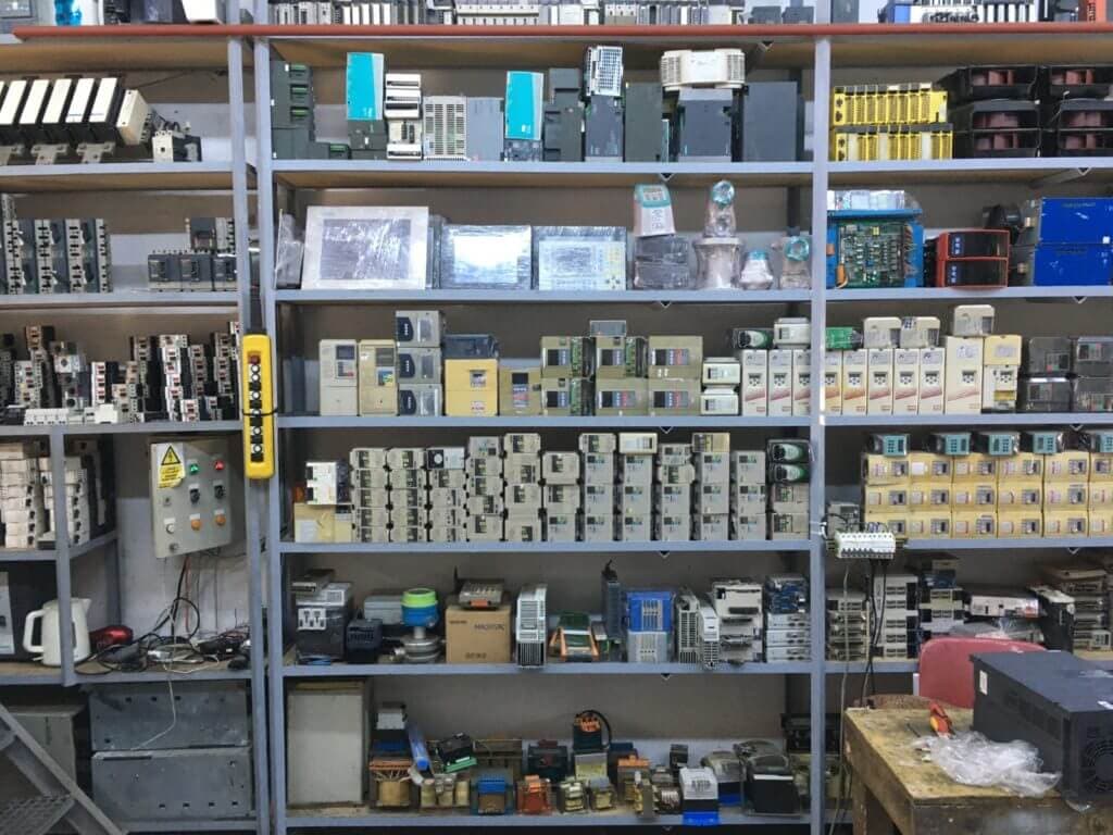 Stock de composants électriques industriels